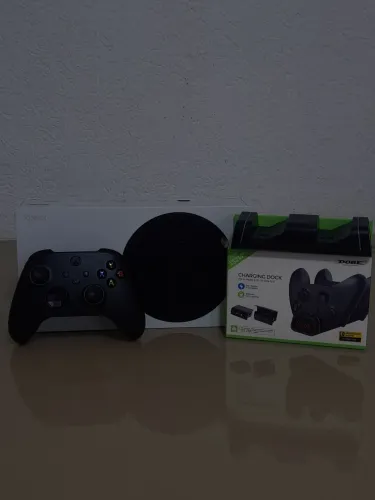 XBOX SERIES S COM BASE CARREGADORA