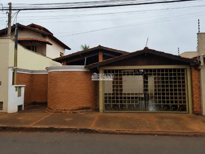 Casa com 3 Quarto(s) e 2 banheiro(s) para Alugar, 181 m² por R$ 2400 / Mês