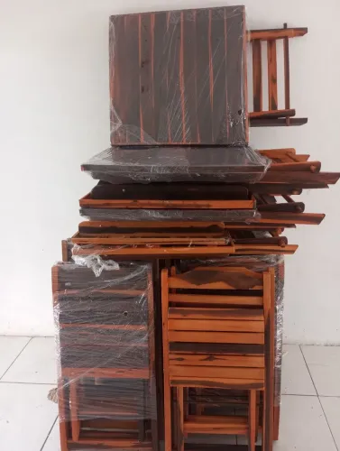 Conjunto de mesa e quatro cadeiras dobráveis para bar e restaurante