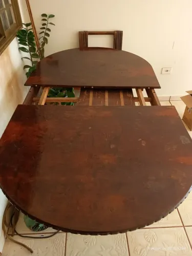 Vende -se uma mesa antiga por R$350