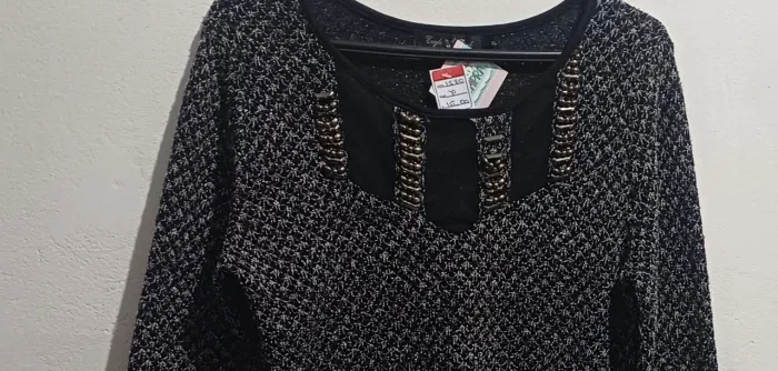 Blusa manga longa cor preta, tamanho P mas veste P e M, em perfeito estado