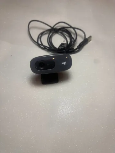 Webcam Logitech Preta com conexão USB