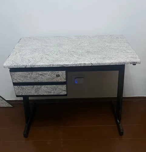 2 mesa de escritório + poltrona + tv