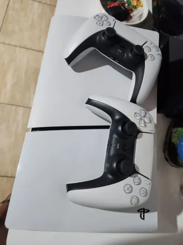 PS5 Slim, firmware 13.60, com leitor de disco, 1 TB, + 2 controles originais + Saros