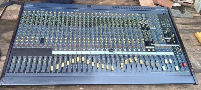 Mesa de som Yamaha MG32 14FX
