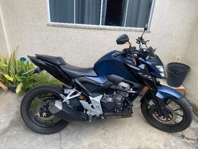 Vendo 300f muito nova!!