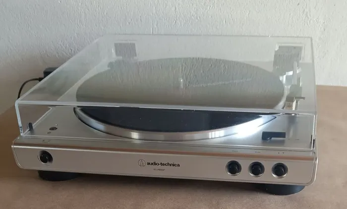 Toca Disco Audio-Technica AT-LP60X com Bluetooth