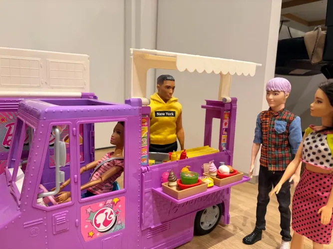 Food truck da Barbie e 4 personagens
