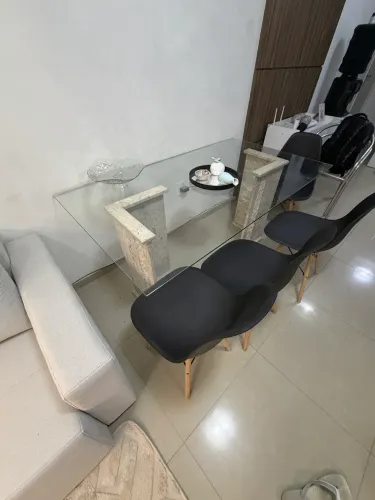Mesa de vidro e marmore, com 6 cadeiras!