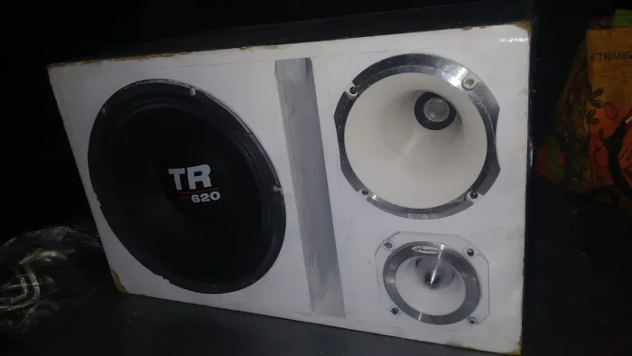 Caixa trio com amplificador 