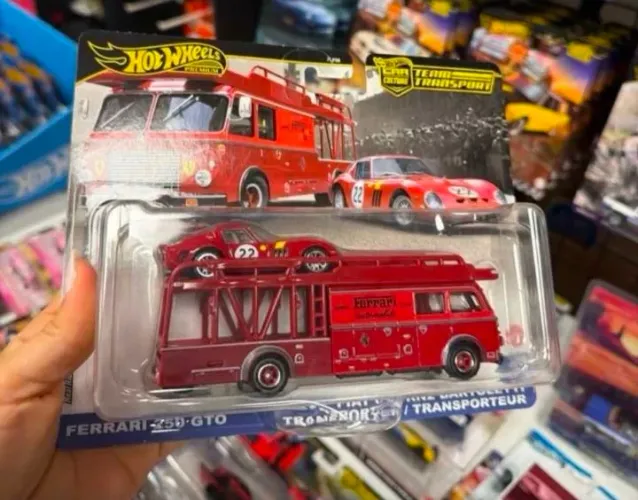 Hot Wheels Ferrari Team Transport 