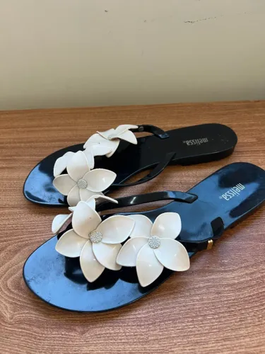 Melissa Rasteira Preta com Flores Off White 38