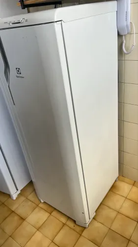 Geladeira Eletrolux degelo prático. Seminova. 