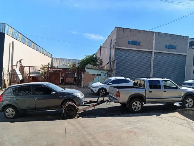 Vendo carretinha asa delta com guincho elétrico.
