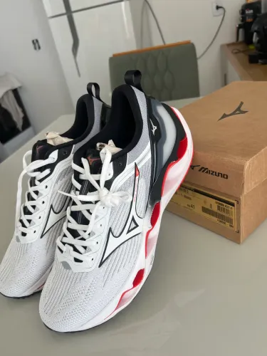Vende-se um par de tênis mizuno n 41 novo na caixa preço da loja 650,00 vendo por 500,00.