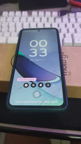 Moto G84 com detalhes