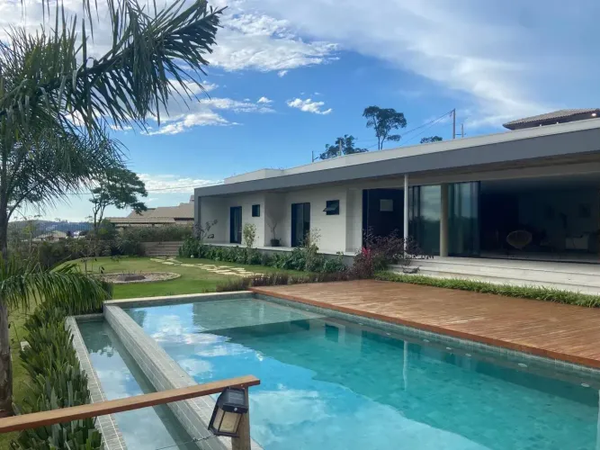 Residência de Alto Padrão com Vista Deslumbrante e Pôr do Sol Magnífico