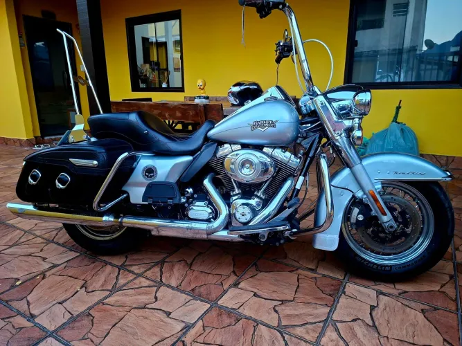 Motos Harley-Davidson Road 2011 no Brasil