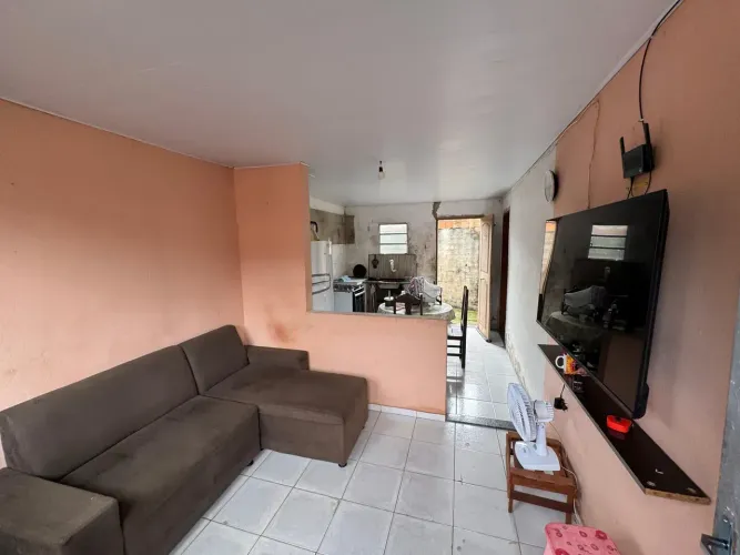 VENDO CASA COM DUAS MORADIAS