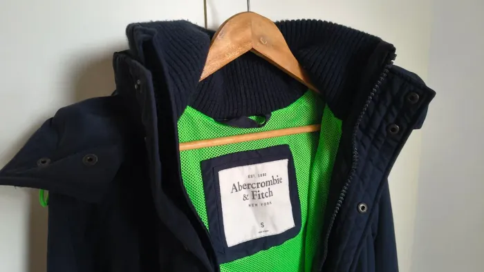 Jaqueta Abercrombie & Fitch, impermeável, capuz, marinho, ótimo estado, tamanho P