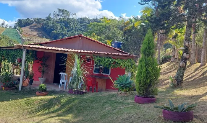 Vendo Chácara com casa 3 quartos banheiro fogão a lenha. 