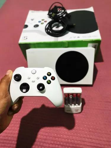 Xbox One S 512 GB SSD praticamente novo.