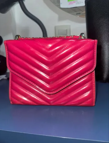 bolsa feminina na cor rosa