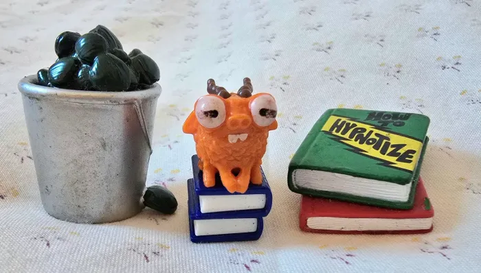 Archie kinder ovo 2013 brinde Monster + balde de lixo + livro plástico.