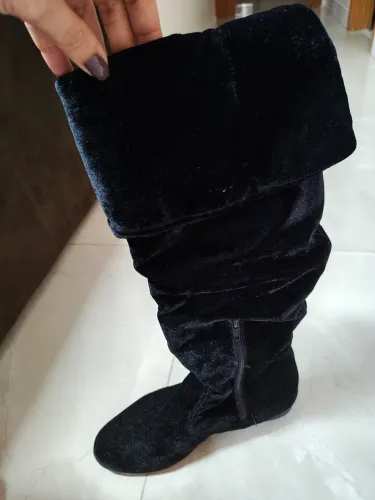 Bota cano longo aveludada preta