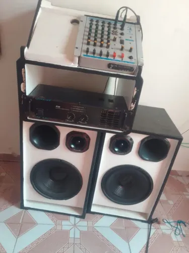 Caixa de som com amplificadora profissional 