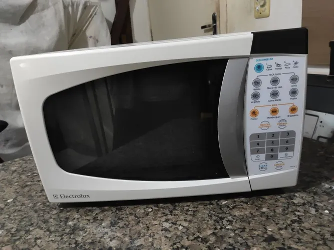 Microondas Eletro lux 18 litros, com garantia de 3 meses.