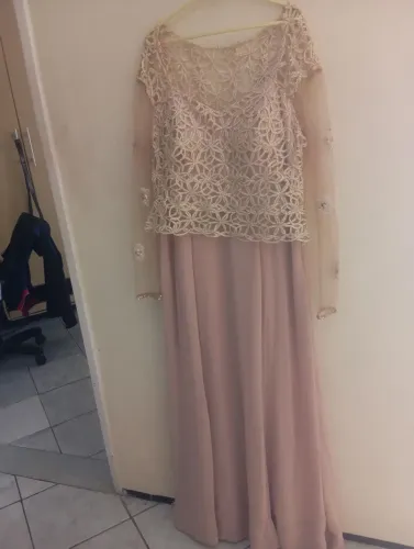 Vestido de festa bege com dourado