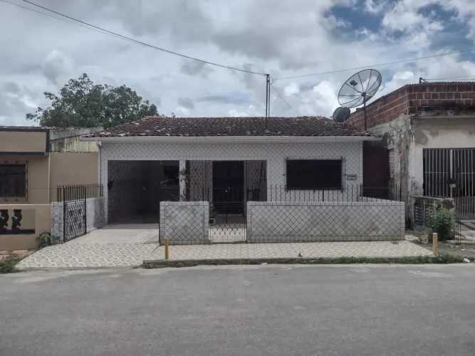 VENDO CASA GRANDE COM PISCINA EM LOCAL ALTO - (PREÇO À COMBINAR)