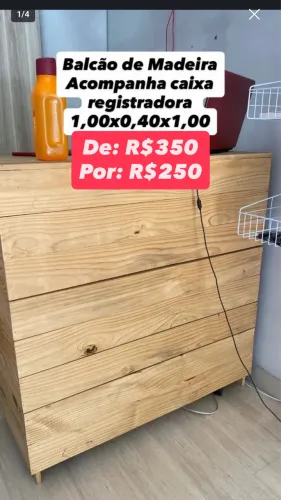 Balcão de Madeira com Caixa e Gaveta