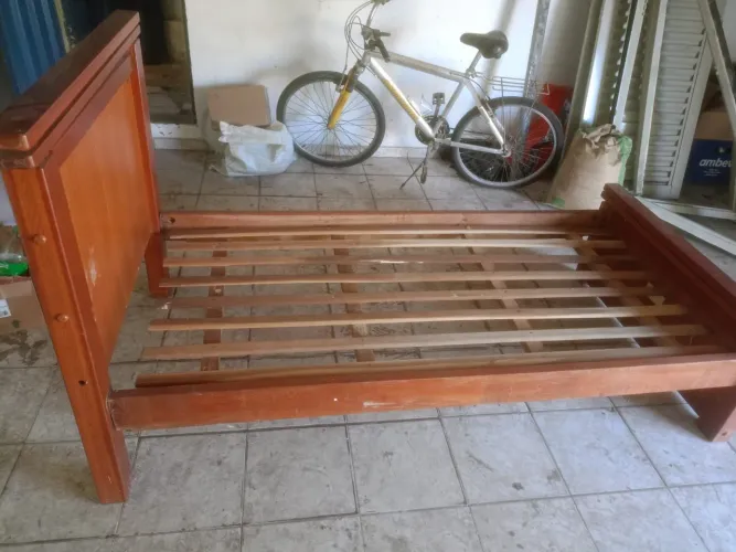 Cama de madeira solteiro