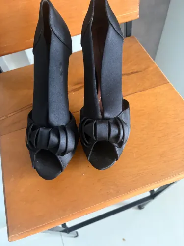 Sandália Schutz Original - Tamanho 36  Preço: R$ 39,99