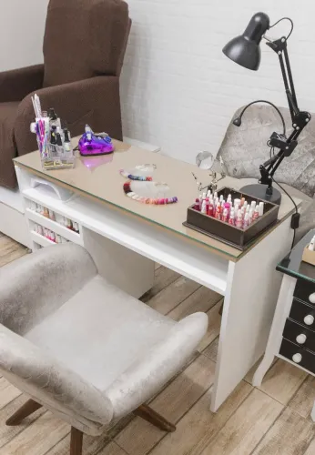 Mesa nail designer com suporte para esmaltes