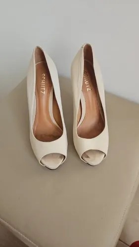 Scarpin Peep Toe Nude schutz