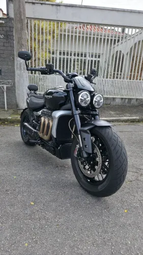 Triumph Rocket 3 R baixo km abaixo da fipe