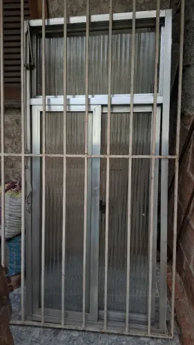Janela alumínio com grade de ferro 0,70m