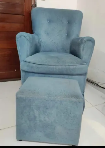 Poltrona de amamentação com puff