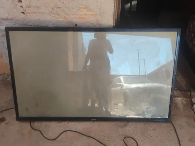 Tv com a tela quebrada pra peças
