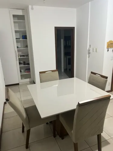 VENDO MESA DE JANTAR COM 4 CADEIRAS 