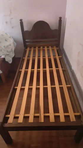 Cama de Solteiro em Madeira