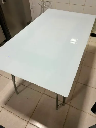Mesa vidro laqueada pés de metal 1,40x0,80