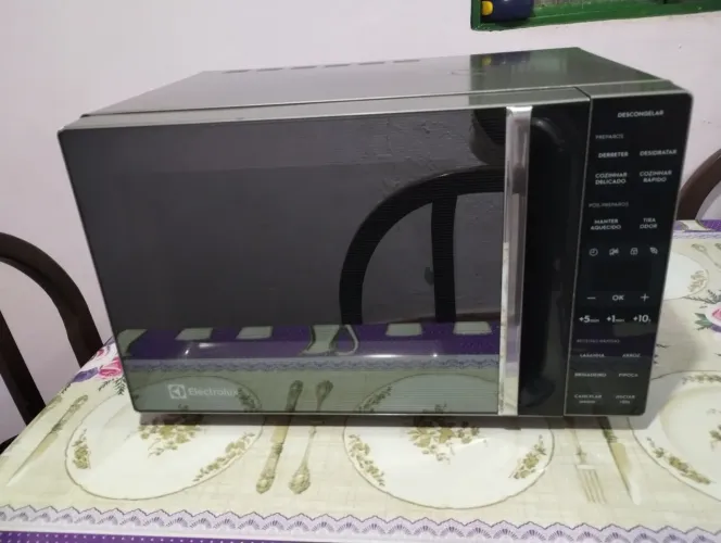 Microondas Eletrolux Inox, 23L. 220 V. / Funcionando. Leia a descrição do anúncio