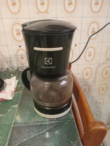 Cafeteira Elétrica da marca Electrolux, modelo Easyline CMB21. Vendo por 100.00