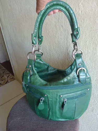 Bolsa verde de couro