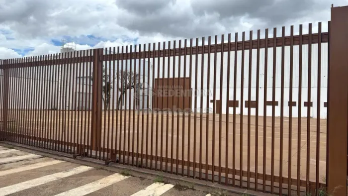 Galpão Comercial na Vila Toninho com 2640 m²