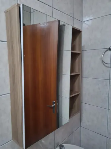 Espelho de banheiro com nicho